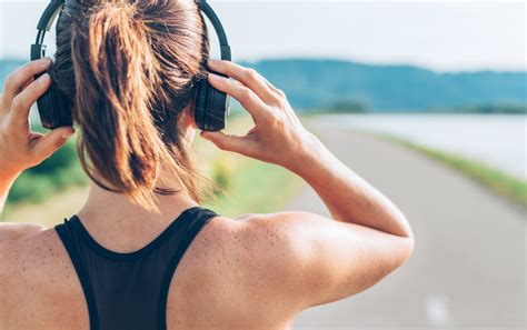 Is It Better to Run with or without Music? And Does Listening to Music While Running Affect Your Heart Rate?