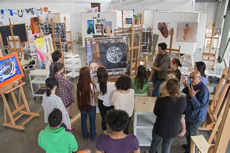 What is Studio Art in College: An Insight into the Artistic Journey